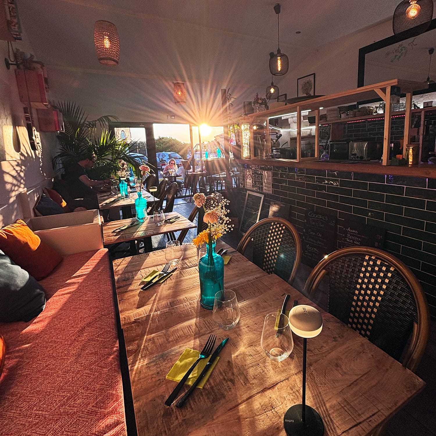 Intérieur du restaurant avec soleil