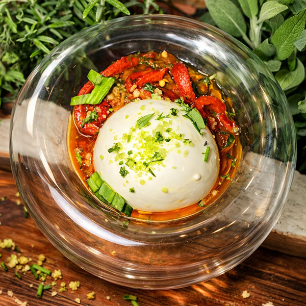 Burrata aux poivrons marinés et persillade - Entrée signature du restaurant Le Pi à Montalivet.