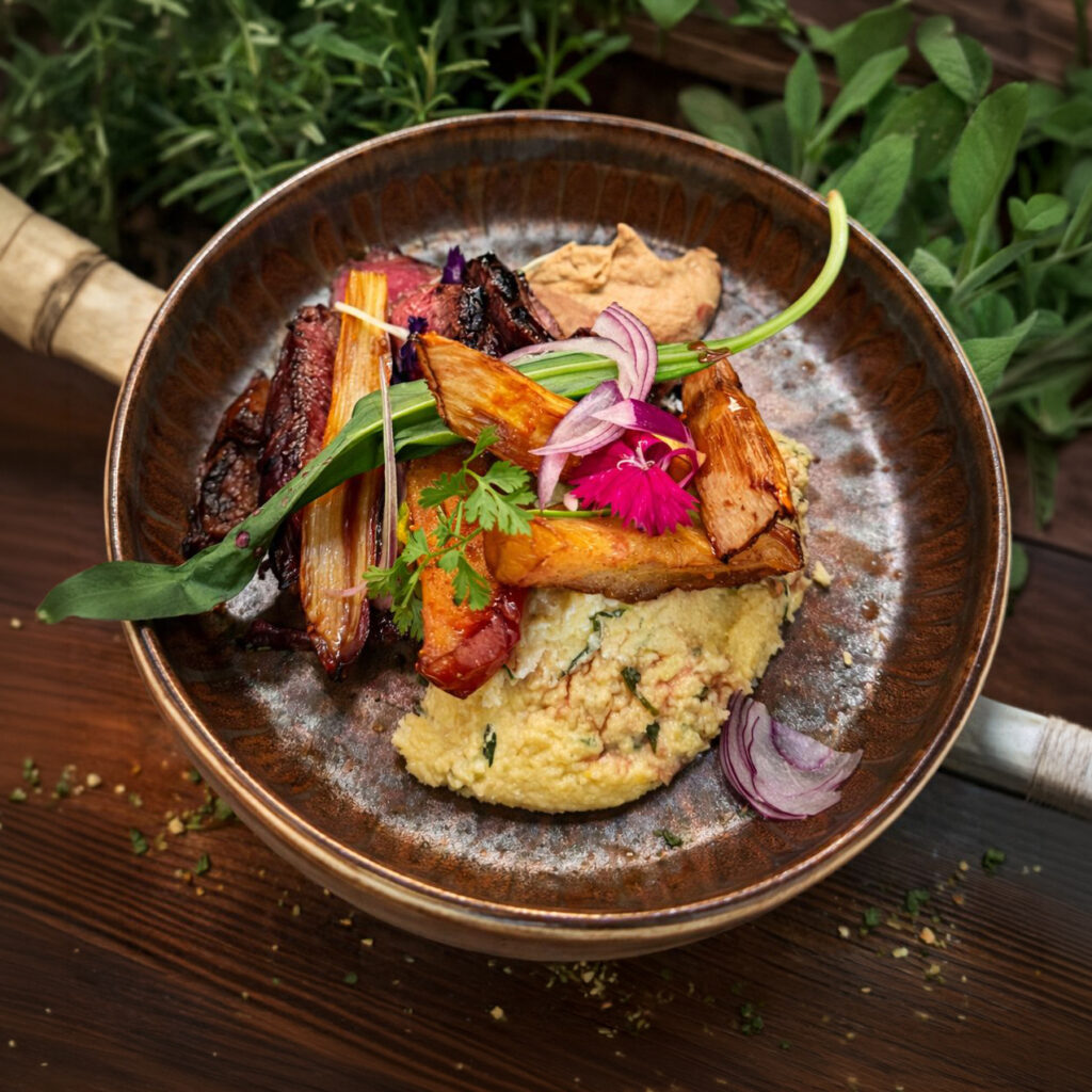 Gigot d'agneau rôti, polenta crémeuse au romarin et beurre blanc café - Plat signature du restaurant Le Pi à Montalivet.