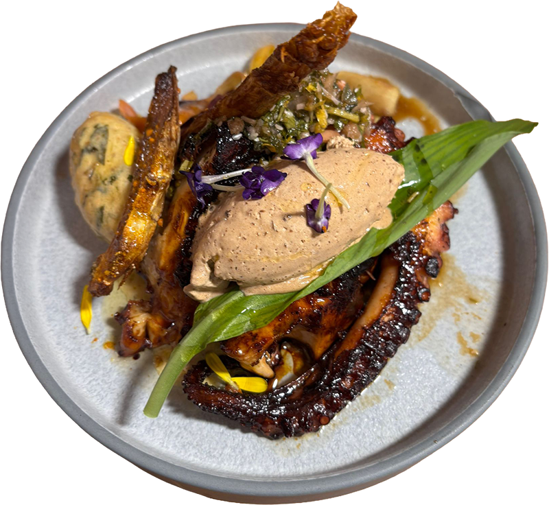 Pulpo Quemado au chimichurri et ail noir - Plat de poulpe grillé éphémère au restaurant bistronomique Le Pi, Montalivet.